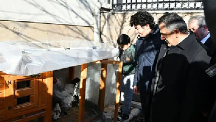 Vali Kaymak tavuklarından ayrılamayan öğrenci ile buluştu