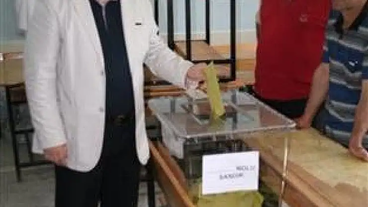 Başkan Köse, İmam Hatip' te oy kullandı