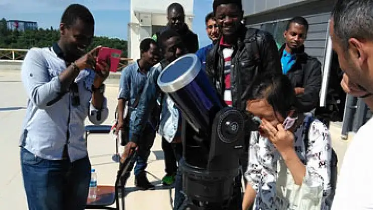 220 bin kişi uzayı izledi