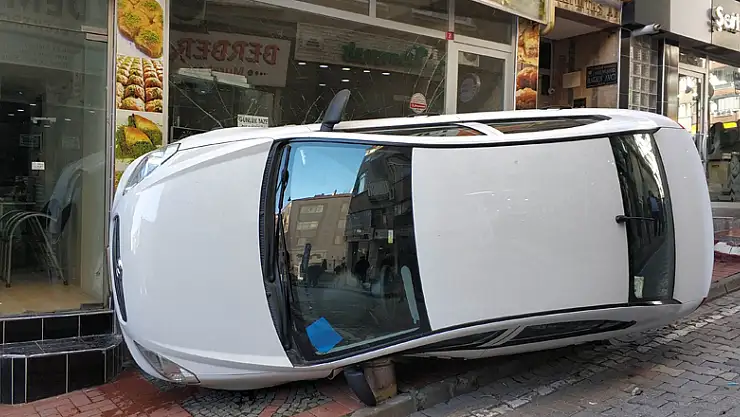 Otomobilin kaldırıma çıktığı kazada kendini yere atan yaya yaralandı 