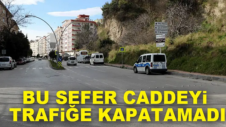 Bu sefer caddeyi trafiğe kapatamadı