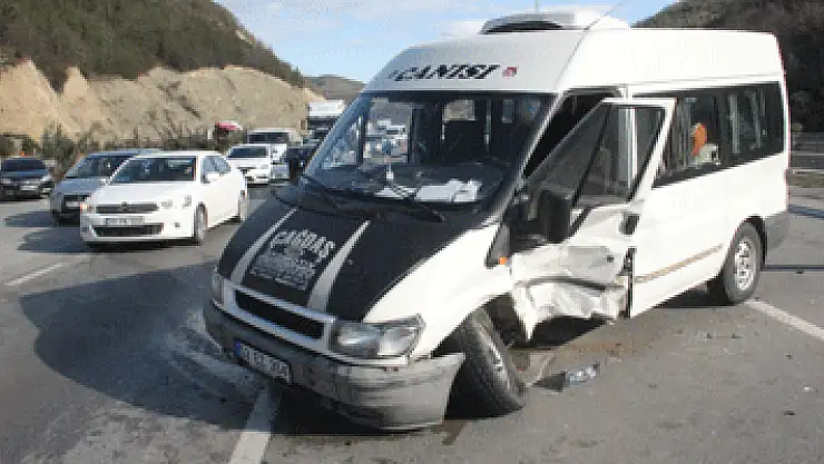 Otomobil minibüse çarptı: 3 yaralı