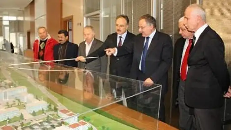 CHP'li Koç'tan Başarı Üniversitesi'ne övgü