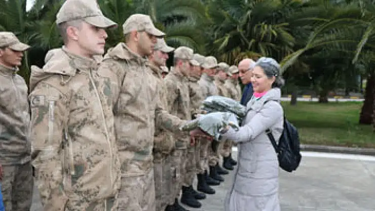 Kursiyerlerden Mehmetçiğe atkı ve bere