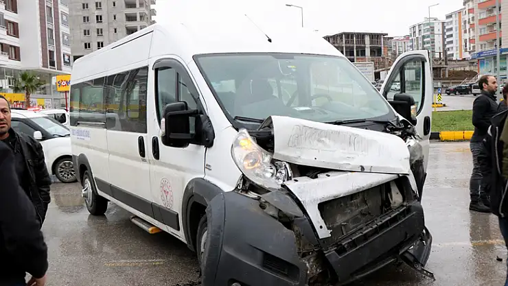  Hastane servis minibüsü ile otomobil çarpıştı: 1 yaralı 