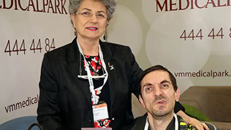 Sadece baş parmağını kullanarak 4 kitap yazdı