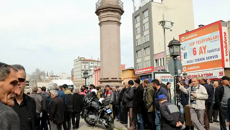 Boğazına bıçak dayanan kişiyi polis kurtardı