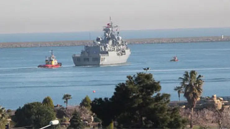 Askeri gemiler limandan ayrıldı