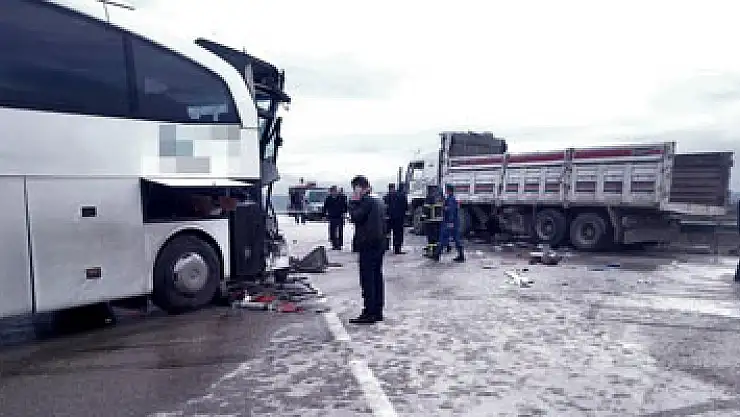 Amasya'da yolcu otobüsü kamyonla çarpıştı: 15 yaralı