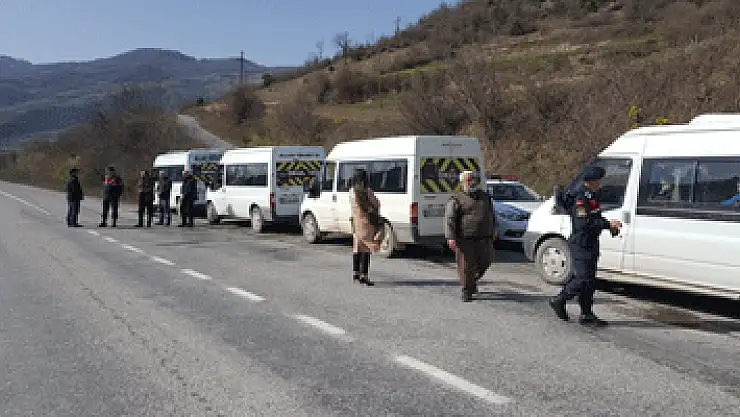 Bafra'da okul servis araçlarında yolcu denetimi