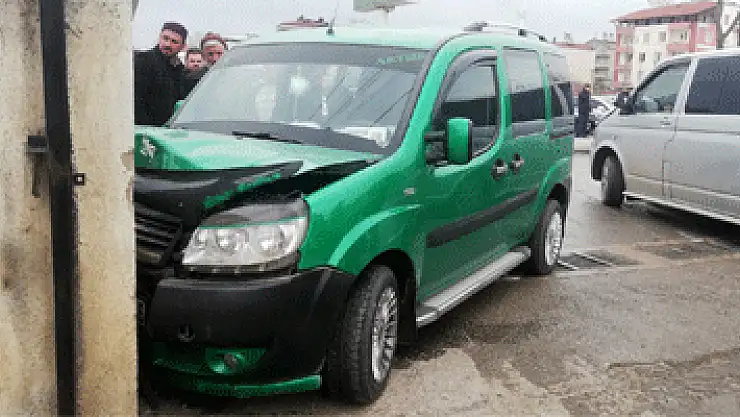 Dolmuş duvara çarptı: 4 yaralı