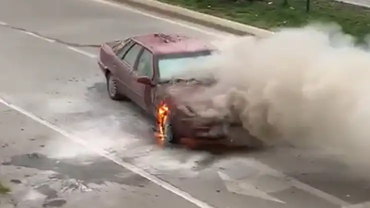 Seyir halindeki otomobilde yangın çıktı 