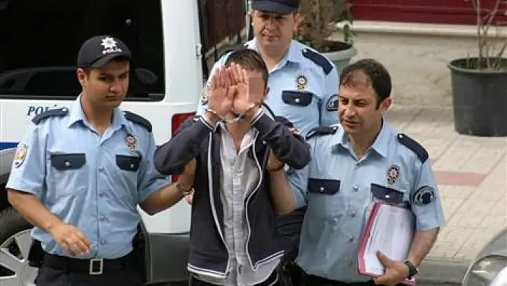 ÇALINTI OTOMOBİLDE PARMAK İZİ BULUNAN GENÇ GÖZALTINA ALINDI