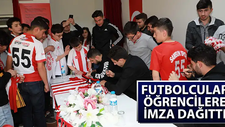 Futbolcular öğrencilere imza dağıttı