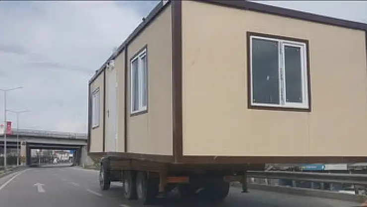 Karayolunda prefabrik ev