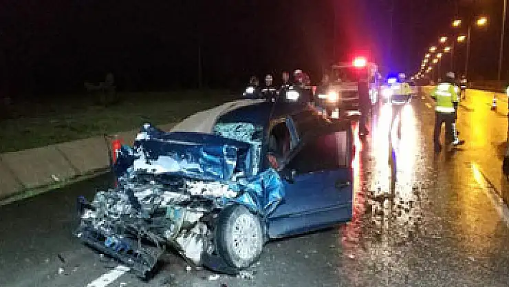 Otomobil tıra arkadan çarptı: 2 ölü, 1 yaralı