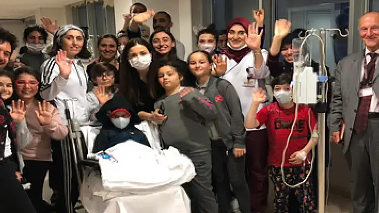 Sanatçı Buray'dan kanserli çocuklara moral