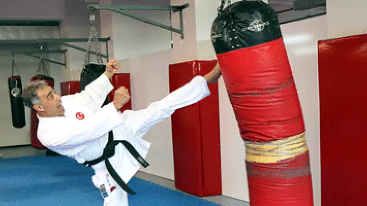 42 yıl sonra çağrıldığı milli takımda Balkan şampiyonu oldu