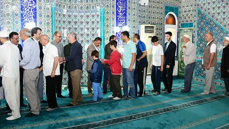 Bayram namazı sonrası devlet milletle bayramlaştı 