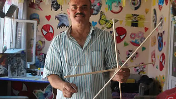 Uçurtmalar elinde özgürleşiyor