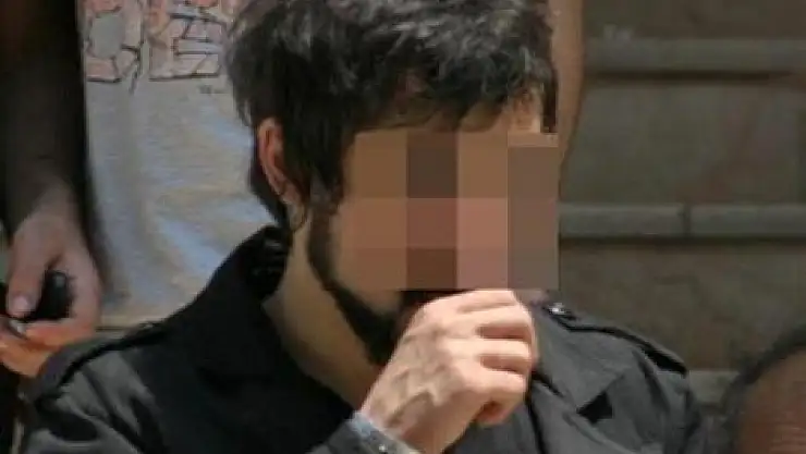 Polisin pantolonunu yırttı