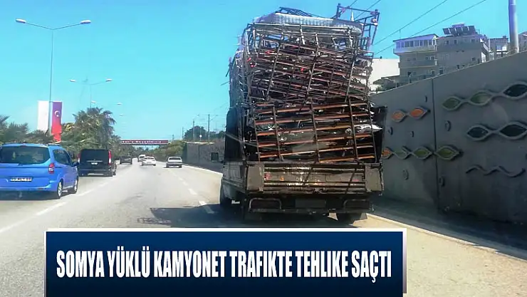     Somya yüklü kamyonet trafikte tehlike saçtı 