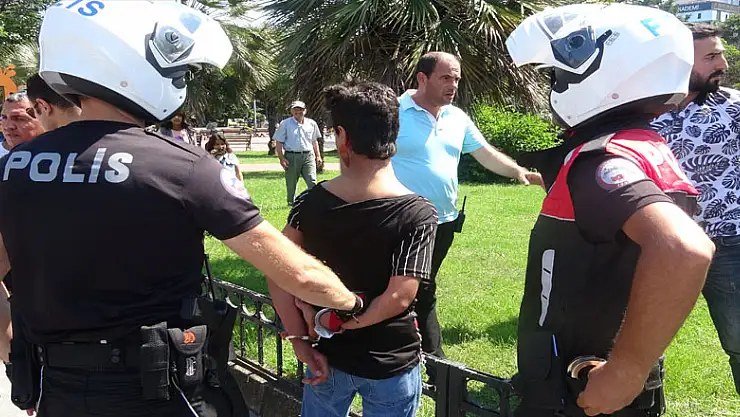 Bıçaklı saldırganı darp ederek yakalattı 