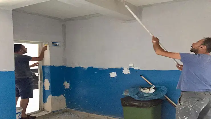 Müdür ve öğretmenler okul boyadı 