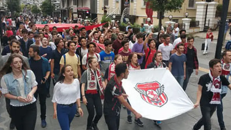 Liseli Samsunsporlular şehitler için yürüdü