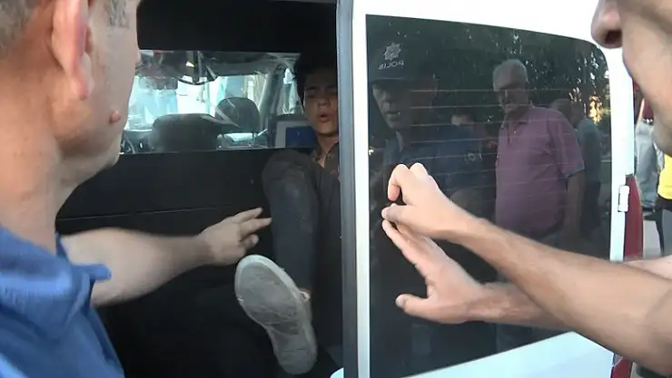 Kimliğini göstermek istemeyen genç, polislere tekme atmaya çalıştı 