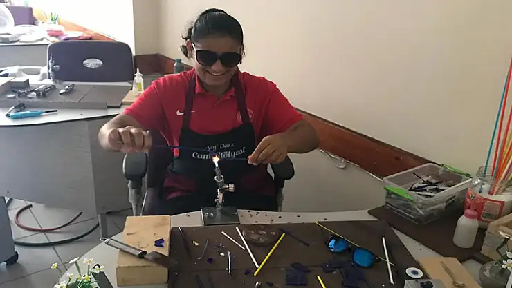 Şampiyon Eda Yıldırım halı dokudu, cam işledi 