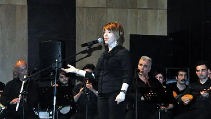 Bağlama ve solistler geçidi