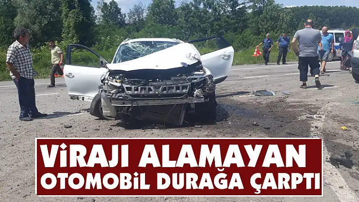 Virajı alamayan otomobil durağa çarptı: 5 kişi ölümden döndü