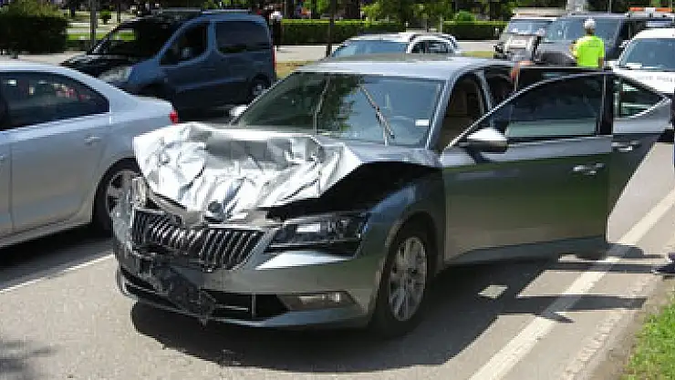 Zırhlı özel hareket aracına çarpan otomobilde büyük hasar meydana geldi