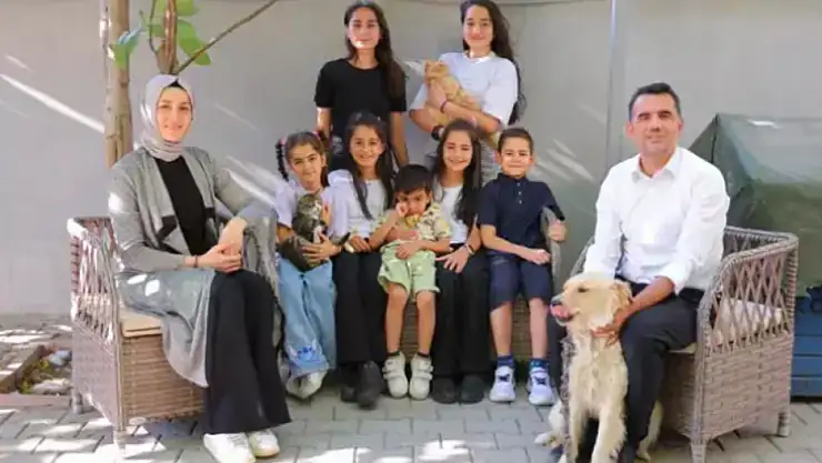 7 çocuklu öğretmen çift tebessüm ettirdi