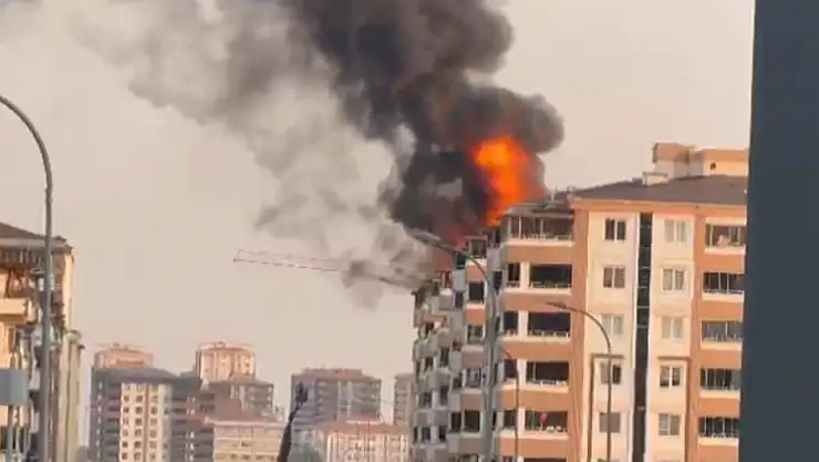 7 katlı binanın çatısında yangın çıktı