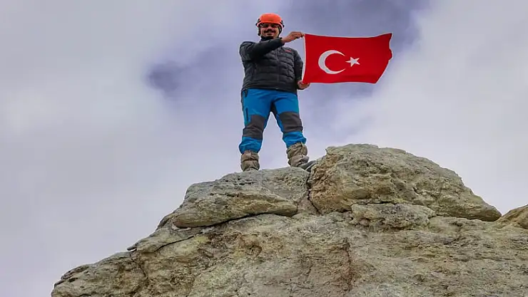 Orta Doğu'nun en yüksek dağında Türk bayrağı dalgalandırdı   