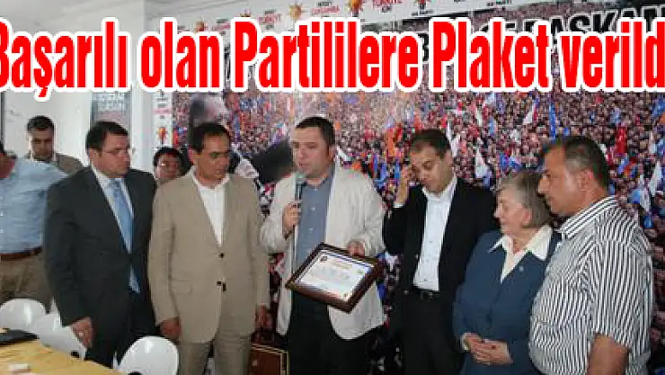 Başarılı olan Partililere Plaket verildi