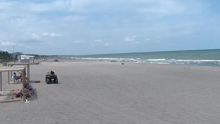 Boğulma tehlikesi geçiren 2 kardeşi cankurtaranlar kurtardı 