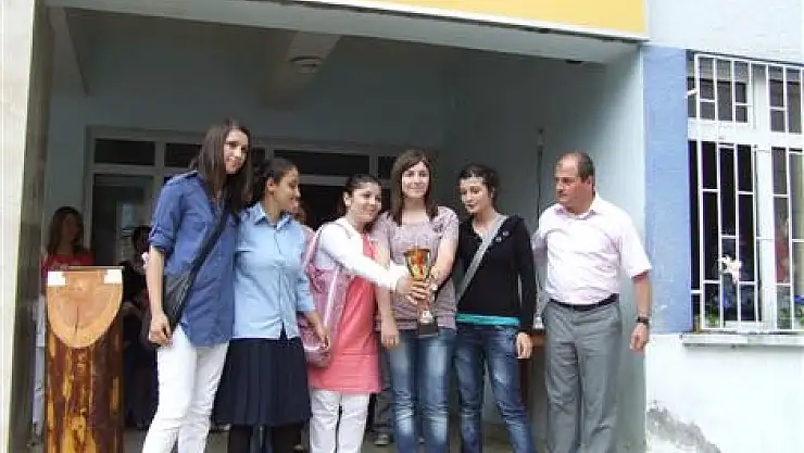 Kız Meslek Lisesi'nde Mezuniyet Coşkusu