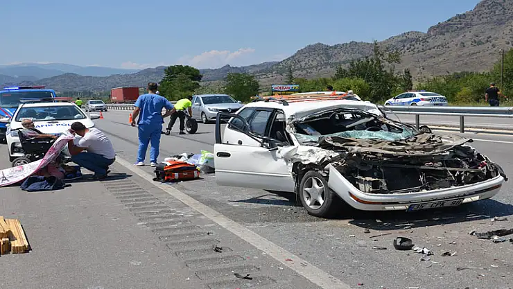 Otomobil tırın dorsesine çarptı: 3 yaralı 