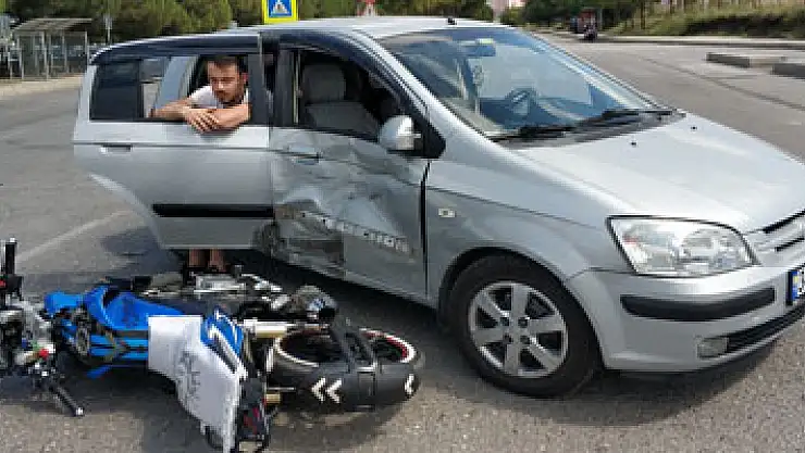Hastaneden dönen motosiklet hastaneye giden otomobille çarpıştı: 4 yaralı