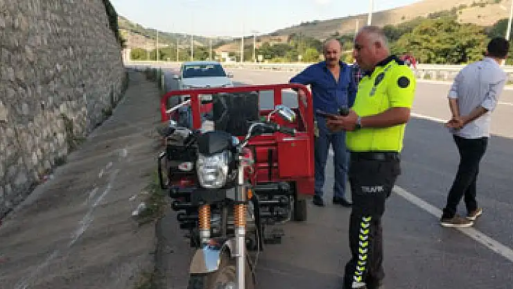 Motosiklet istinat duvarına çarptı: 2 yaralı