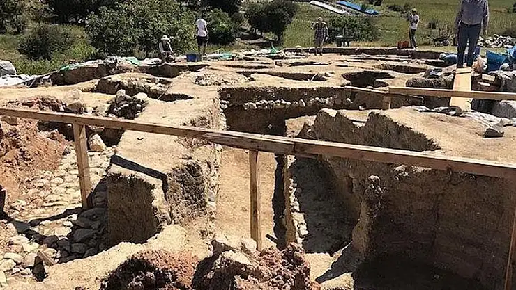 Vezirköprü'de Tunç Çağı'ndan kalma çanak ve çömlek parçaları bulundu 