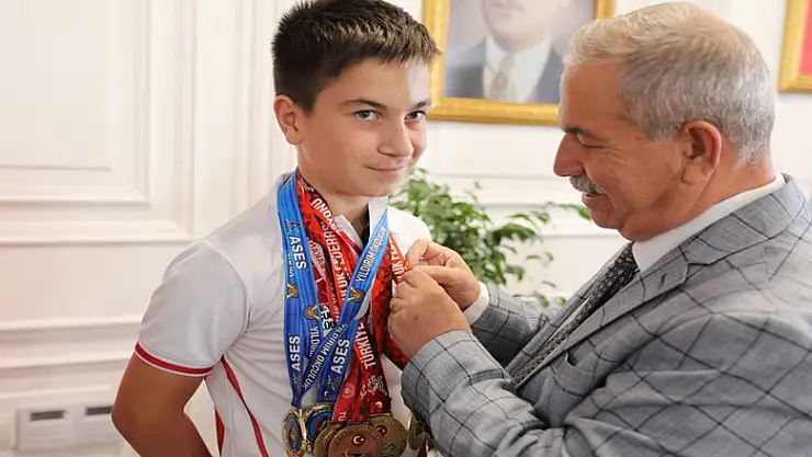 Başkan Demirtaş şampiyonu altınla ödüllendirdi 