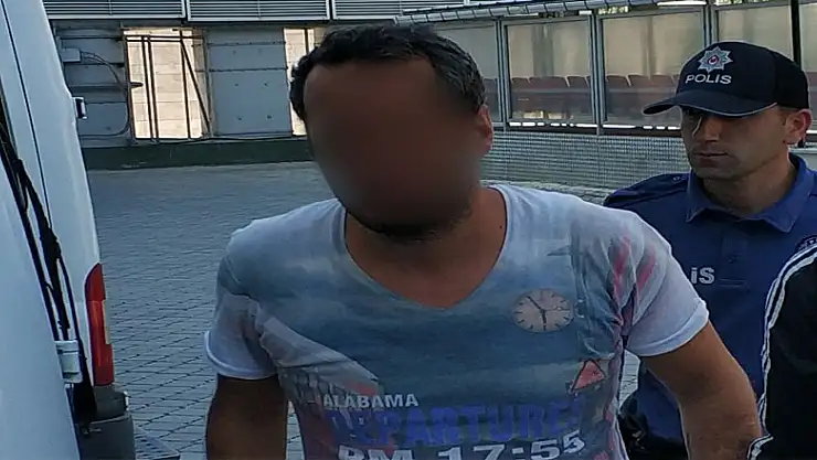 Caminin kubbesindeki kurşun levhaları çaldılar 