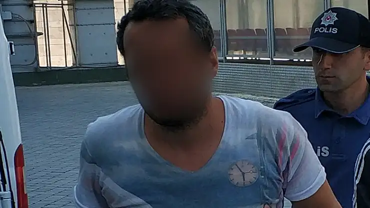 Caminin kubbesindeki kurşun levhaları çaldılar