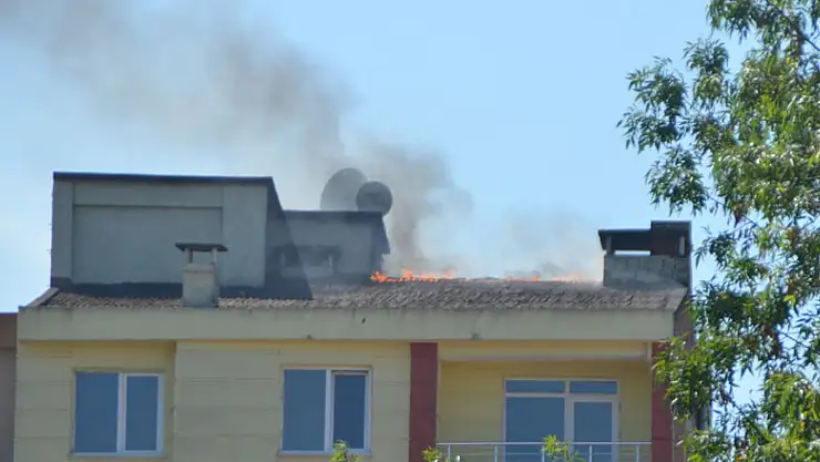 Çatı yangını korkuttu   