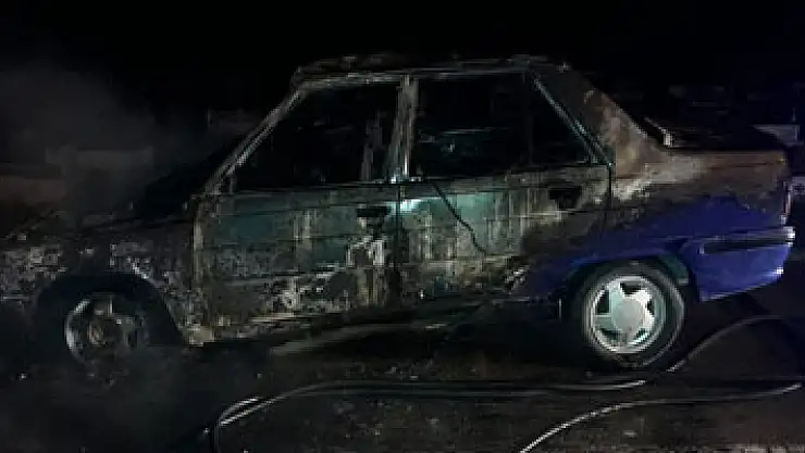 Seyir halindeki otomobil küle döndü