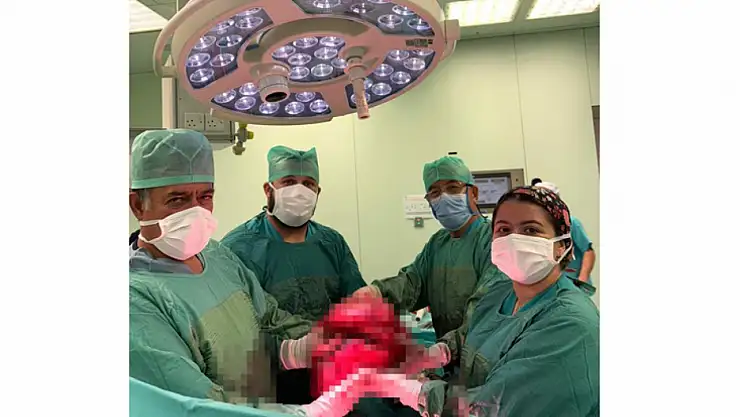 71 yaşındaki kadının karnından 9 kiloluk kitle çıkarıldı